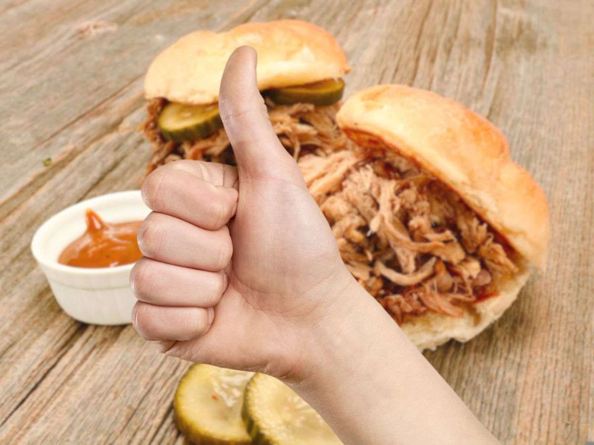 sfondo pulled pork e bacone e pollice in su