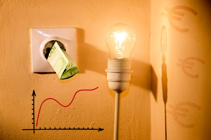 Illustrazione lampadina e presa della corrente con una banconota da 100€ attaccata