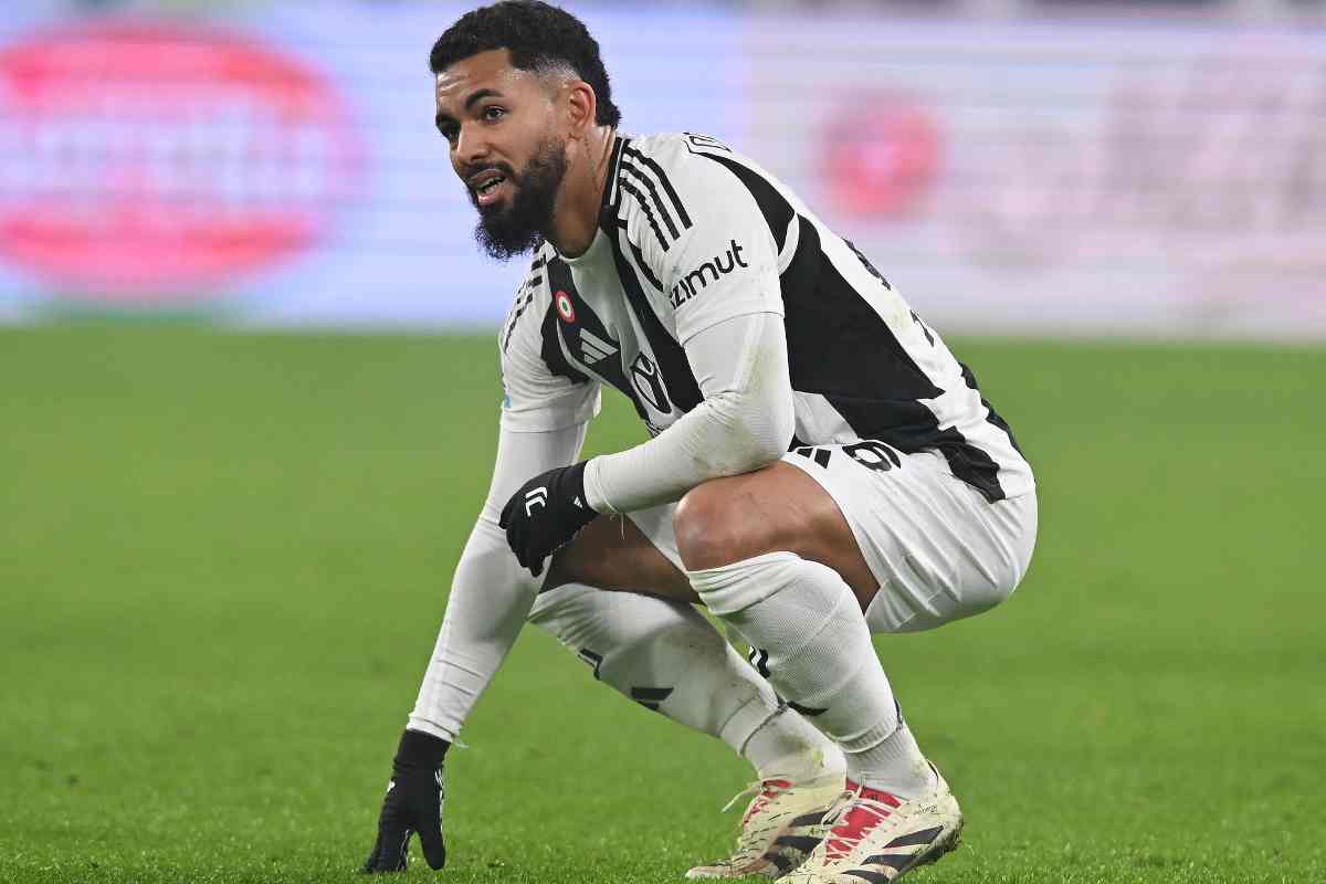 Douglas Luiz in ginocchio sul campo da gioco