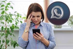 Donna preoccupata al cellulare