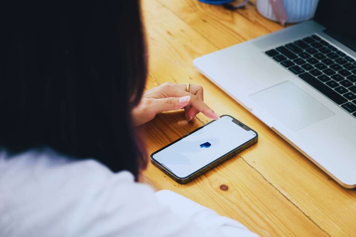 Persona che accede all'app di PayPal su smartphone