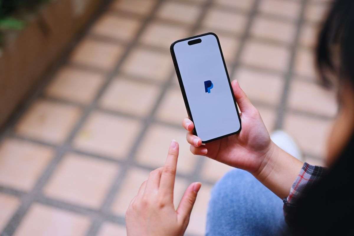Ragazza accede all'app PayPal