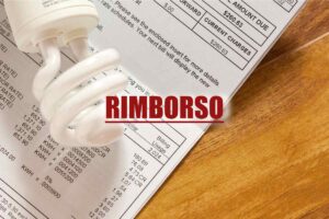 Bolletta della luce, lampadina e scritta "rimborso"