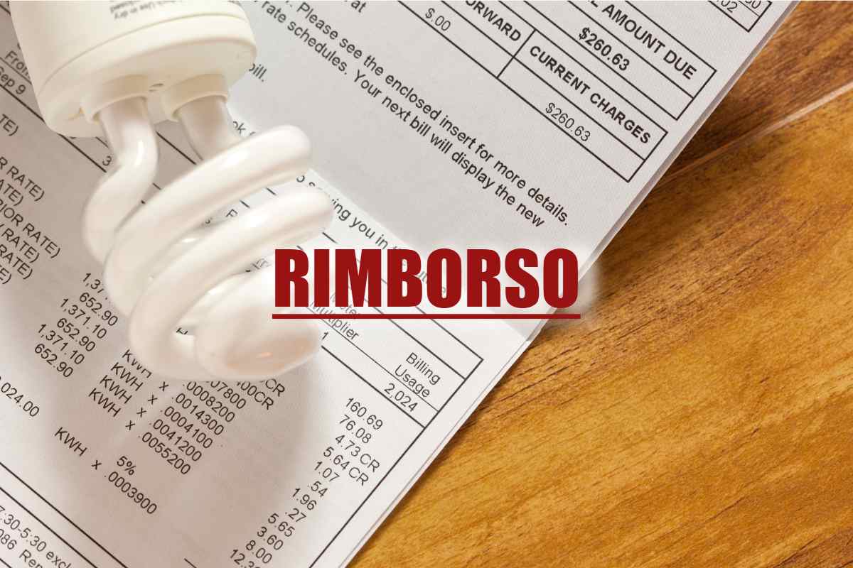 Bolletta della luce, lampadina e scritta "rimborso"