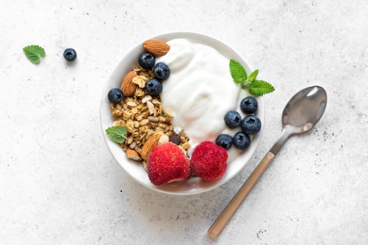 yogurt con frutta secca e fresca e cucchiaino