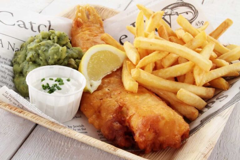 Fish and chips croccanti fuori e succosi dentro: con questa ricetta sembrerà di mangiare proprio la versione originale
