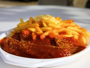 Se ami lo street food non lasciarti scappare il Currywurst come lo