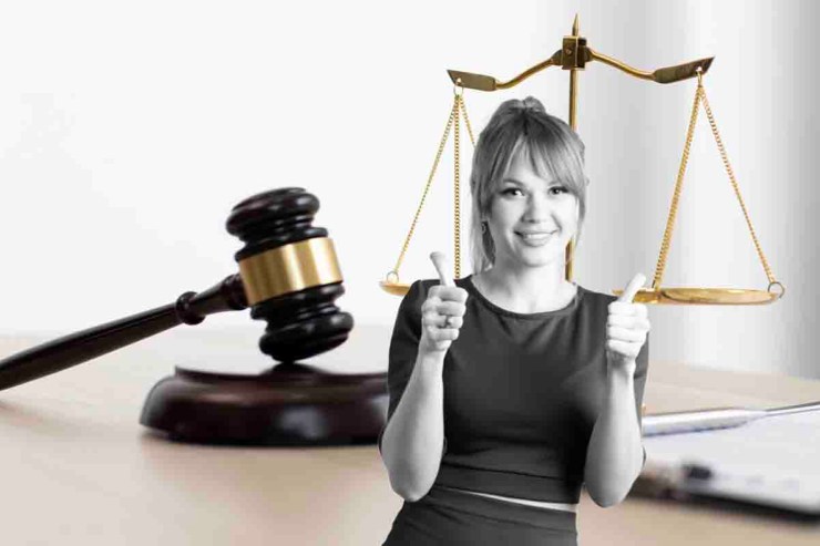 ragazza felice a pollici alzati bilancia e martelletto giudice